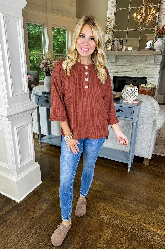 Urban Fashion The Reese Half Button Down Three-Quarter Sleeve Top in Rust